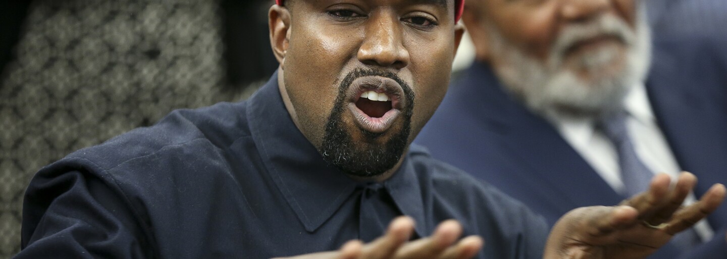 Kanyeho Westa fotografujú ľudia po Európe v maske Fantomasa