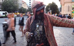Karim je bývalý prostitut, narkoman a bezdomovec s HIV. Nyní dělá prohlídky o pražském podsvětí a ukazuje noční odvrácenou tvář života na ulici