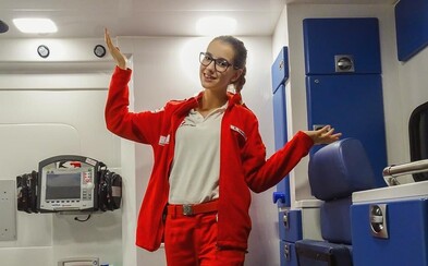 Karolína chce byť gynekologičkou, točí videá aj o menštruácii. Po nociach robí záchranárku, asistuje aj pri pôrode (Rozhovor) Karolína chce byť gynekologičkou, točí videá aj o menštruácii. Po nociach robí záchranárku, asistuje aj pri pôrode (Rozhovor)