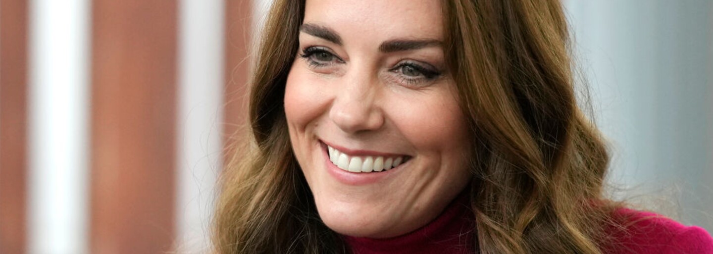 Kate Middleton si zahrála během vánočního koncertu v televizi. Na klavíru doprovázela zpěváka Toma Wolkera