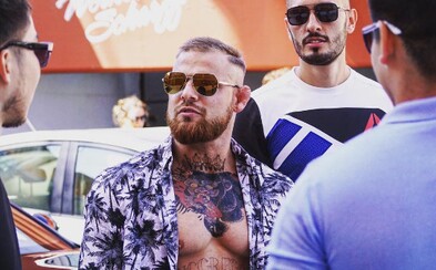 Kazach je posadnutý Conorom McGregorom. Má rovnaké tetovania, účes i postavu a vedľa seba by si ich od seba nerozoznal Kazach je posadnutý Conorom McGregorom. Má rovnaké tetovania, účes i postavu a vedľa seba by si ich od seba nerozoznal