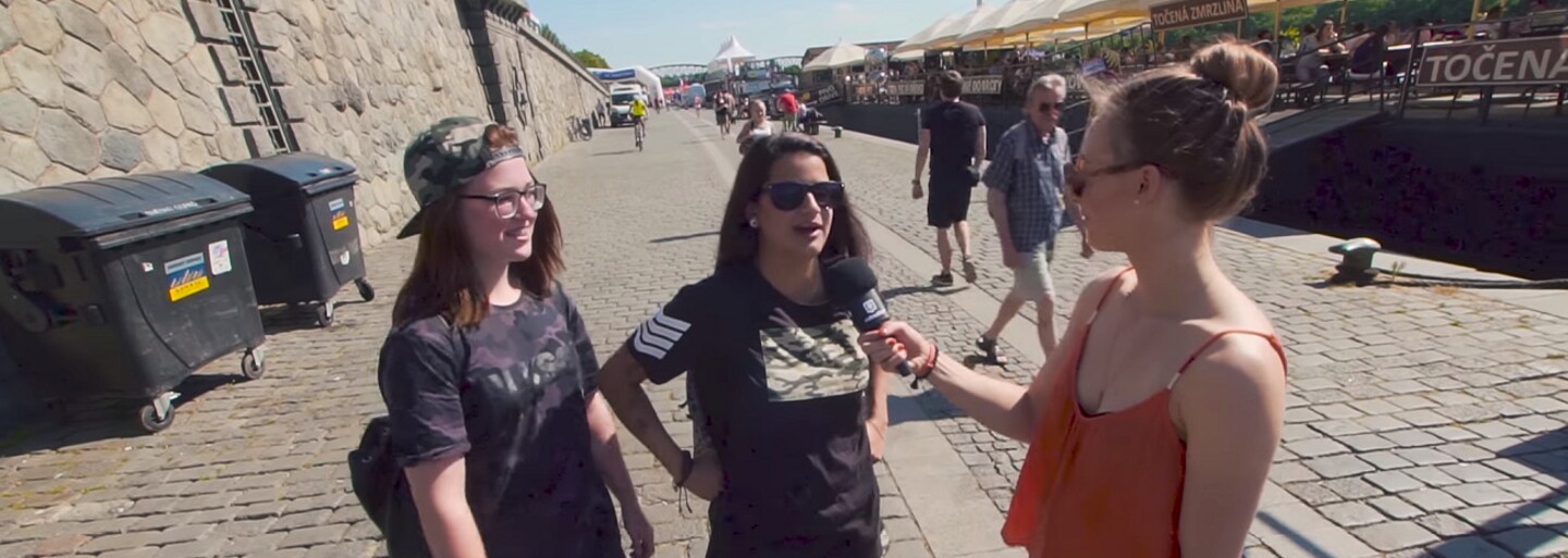 Kde bys chtěl žít, kdybys nežil v Praze? Lidé z pražské Náplavky sní o Ibize, USA, ale i Brně (Video)