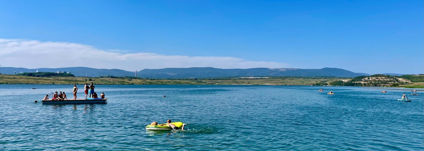 Kde se koupat: Jezero Most láká na čistou vodu, sportovní aktivity i atmosféru jako na dovolené u moře