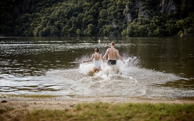 Kde se vykoupat: 5 míst ve středních Čechách, kde si užiješ relax v přírodě i vodní sporty