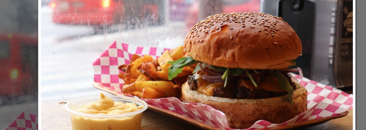 Kde si dáš v Bratislave najlepší burger? Zostavili sme pre teba top 10!