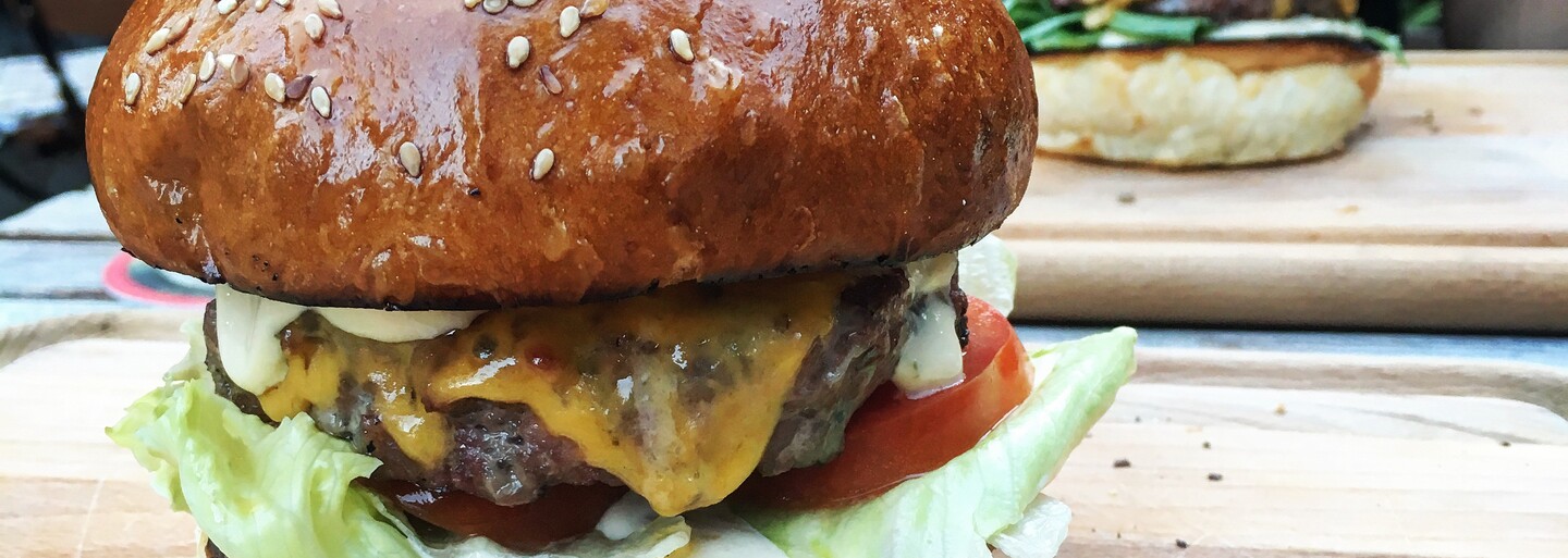 Kde ti v Košiciach naservírujú najlepší burger? Porovnali sme 10 najlákavejších podnikov