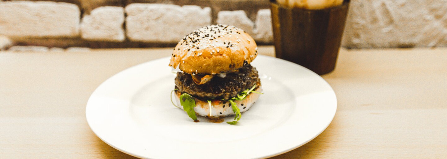 Kde v Praze dělají nejlepší burgery? Podívej se na top 10 a zjisti, kam zajít