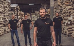 Když je káva dobrá, dají se v ní poznávat chutě jako ve víně, říká hlavní pražič brněnské pražírny MOTMOT