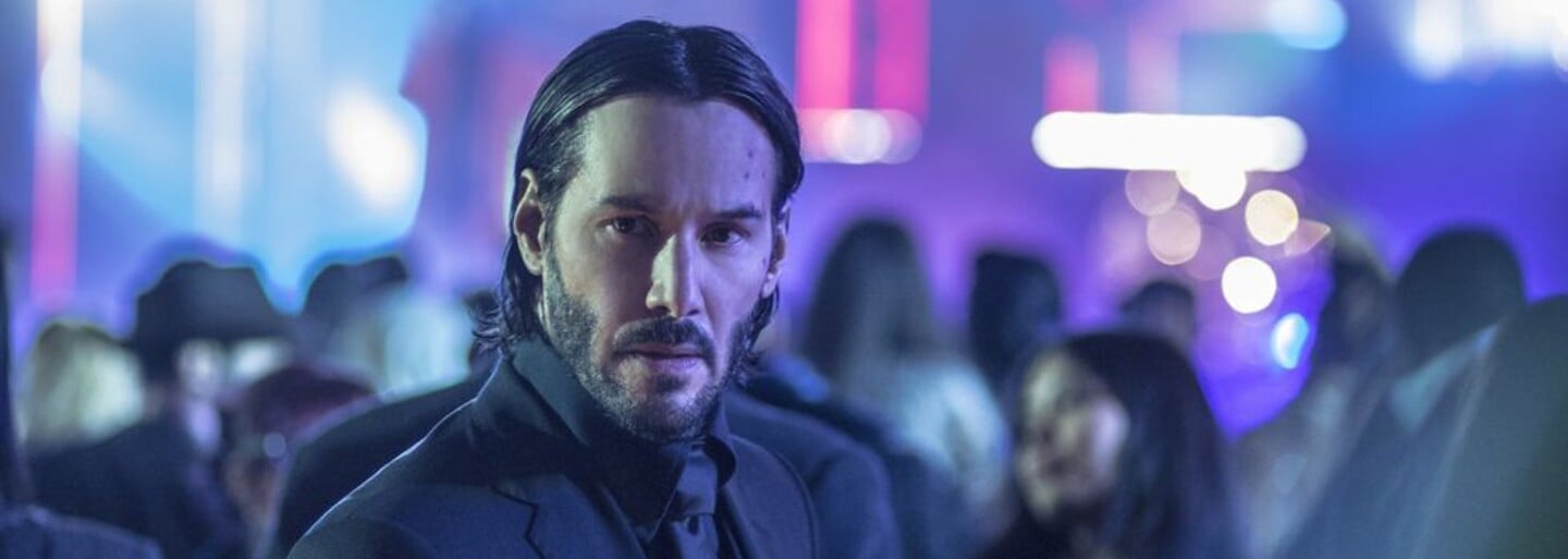 Keanu Reeves na pľaci filmu John Wick 4 ťahá krabice s vybavením hore schodmi. Internet z neho znovu odpadáva