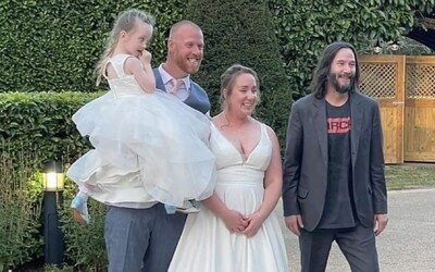 Keanu Reeves přišel nečekaně na svatební hostinu britského páru. Pogratuloval novomanželům a připil si s nimi