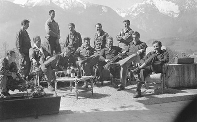 Keby Hitler videl nasledujúce snímky, rozčúlil by sa do nepríčetnosti. Jeho sídlo sa totiž stalo dočasným domovom Američanov Keby Hitler videl nasledujúce snímky, rozčúlil by sa do nepríčetnosti. Jeho sídlo sa totiž stalo dočasným domovom Američanov