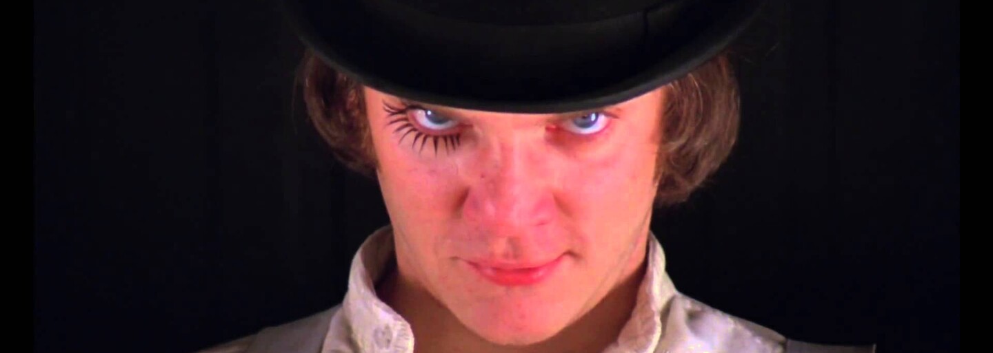 Když filmy inspirovaly vraždy, pití krve a znásilnění. Co způsobil kultovní Mechanický pomeranč, Temný rytíř nebo Vřískot?
