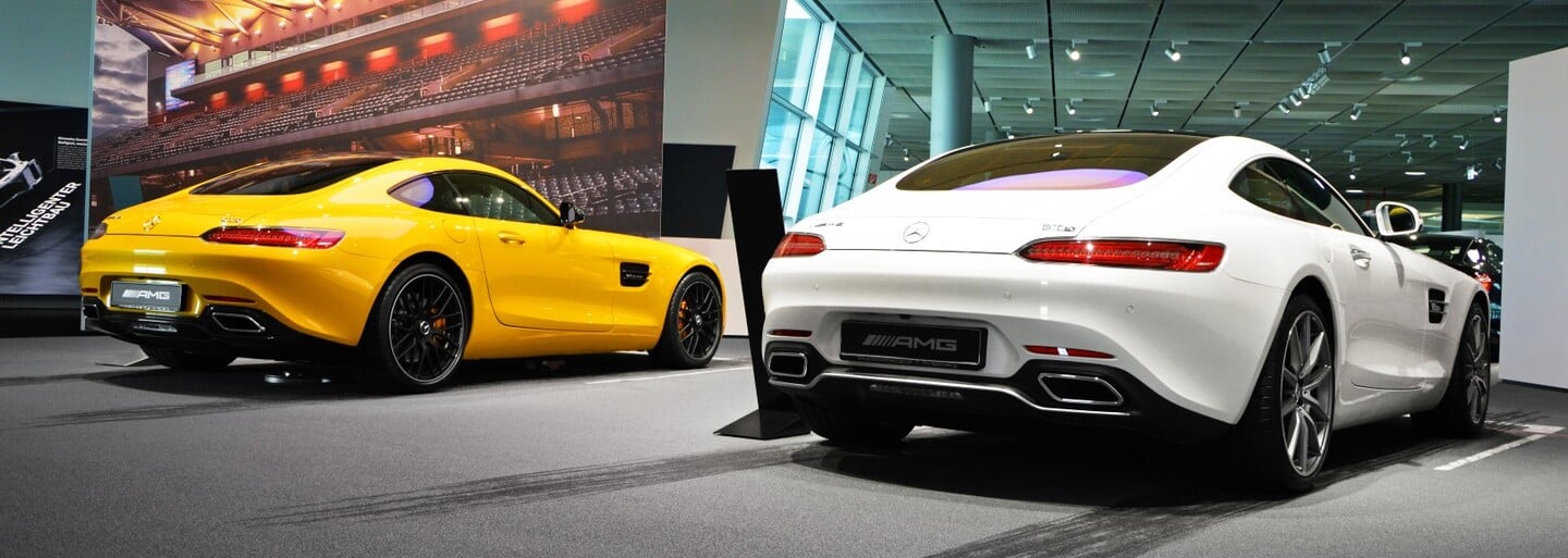 Když je stuttgartské muzeum během Zážitku roku zavřené, ohromí i přilehlý showroom s nablýskanými AMG!