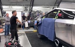 Když kovová koule zničila okno Cybertrucku, Elon Musk ztratil skoro 800 milionů dolarů