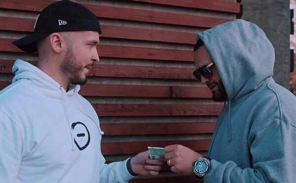 Keď sa chceš zbaviť kamaráta, ktorý nikdy neplatí, požičaj mu peniaze. Rytmus hosťuje v novom videu Zrebného a Frlajsa