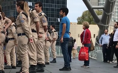 Když se na 2 minuty zastaví celá země. Izrael si připomínal oběti holokaustu dojemnou tradicí, při které vzdávají hold všichni Když se na 2 minuty zastaví celá země. Izrael si připomínal oběti holokaustu dojemnou tradicí, při které vzdávají hold všichni
