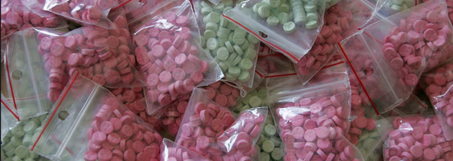 Keď si dáš extázu: Aké účinky a hrozby prináša zákerná euforická droga plná energie?