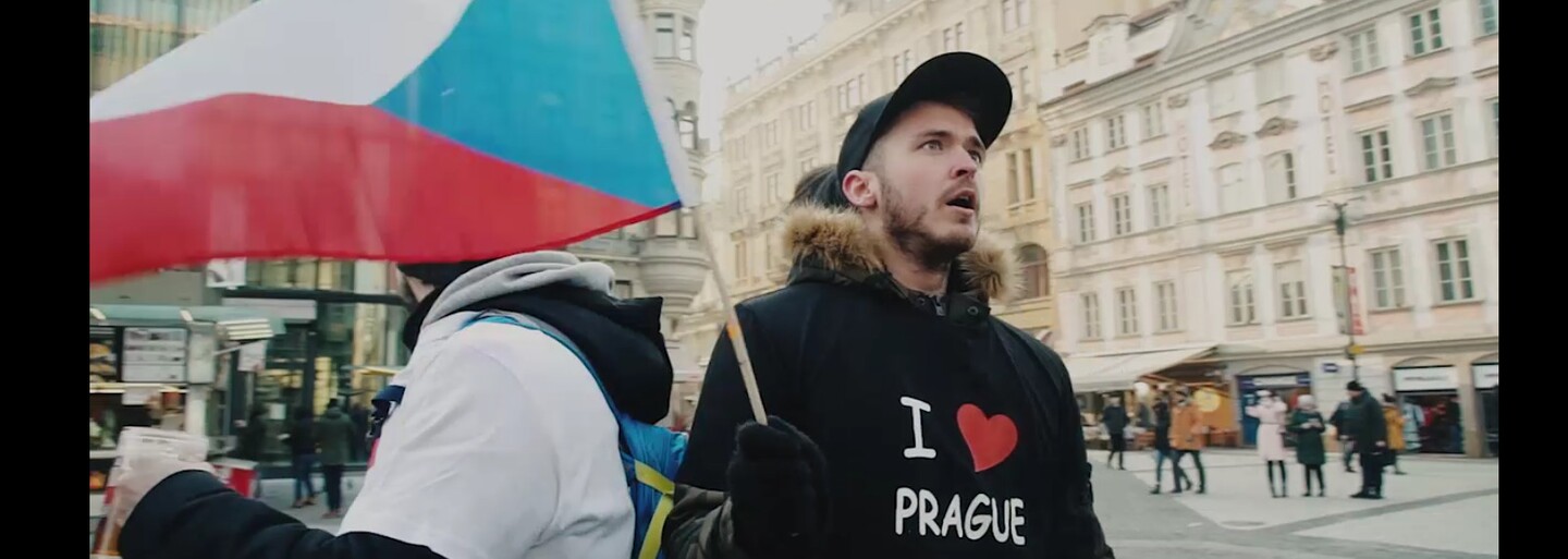 Keď Slováci po prvýkrát navštívia Prahu. Dajú si tradičný vepřo-knedlo-zelo burger, nerozumejú orloju a uťahujú si z bratov Čechov