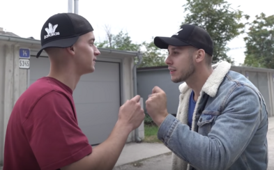 Keď ťa kamarát nechá rozprávať sa s niekým, koho nepoznáš. Naked Bananas napodobňujú najtrápnejšie situácie v živote človeka Keď ťa kamarát nechá rozprávať sa s niekým, koho nepoznáš. Naked Bananas napodobňujú najtrápnejšie situácie v živote človeka