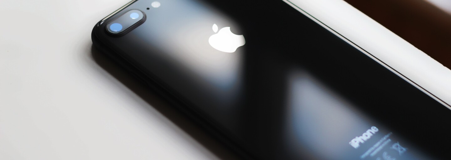 Když zastaralý design zastíní nadčasová výbava. Nový iPhone 8 si zamiluje každý, kdo je konzervativní (Recenze)