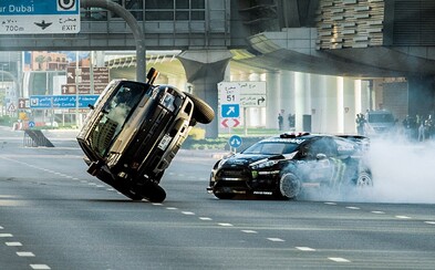 Ken Block predvádza svoje umenie na štýl Rýchlo a zbesilo v šialenej Gymkhane z Dubaja Ken Block predvádza svoje umenie na štýl Rýchlo a zbesilo v šialenej Gymkhane z Dubaja