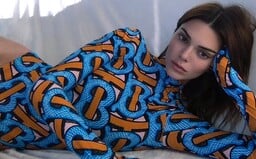 Kendall Jenner ukázala bývanie v LA. Sídlo vybavené kvalitnými materiálmi v kombinácii s repasovaným nábytkom či bazénom v záhrade
