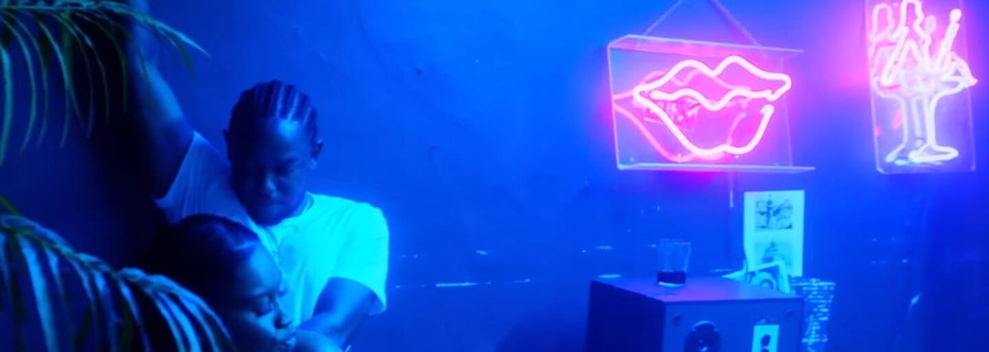 Kendrick Lamar a Terry Crews sa vo videu na These Walls zúčastnili talentovej show a párty, ktorú prerušili policajti