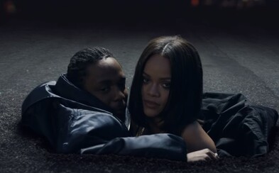 Kendrick Lamar bráni krásnu Rihannu pred útočiacim mužom vo videu ku LOYALTY. Kendrick Lamar bráni krásnu Rihannu pred útočiacim mužom vo videu ku LOYALTY.
