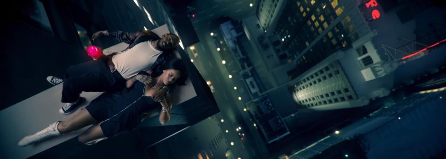 Kendrick Lamar brání krásnou Rihannu před útočícím mužem ve videu k LOYALTY.