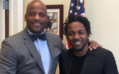 Kendrick Lamar dostal za svoji tvorbu a pomoc komunitě ocenění od kalifornského senátu Kendrick Lamar dostal za svoji tvorbu a pomoc komunitě ocenění od kalifornského senátu