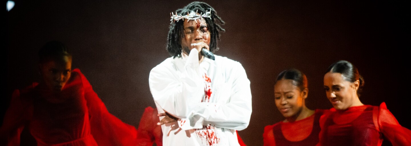 Kendrick Lamar protestoval za ženská práva. Z obličeje mu přitom stékala krev