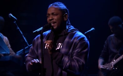 Kendrick Lamar umlčel všechny kritiky živým vystoupením s novou skladbou. Kochej se krásou hip-hopu Kendrick Lamar umlčel všechny kritiky živým vystoupením s novou skladbou. Kochej se krásou hip-hopu