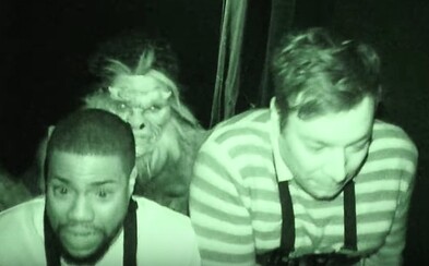 Kevin Hart a Jimmy Fallon navštívili Dům hrůzy, kde si strachy téměř pustili do kalhot Kevin Hart a Jimmy Fallon navštívili Dům hrůzy, kde si strachy téměř pustili do kalhot