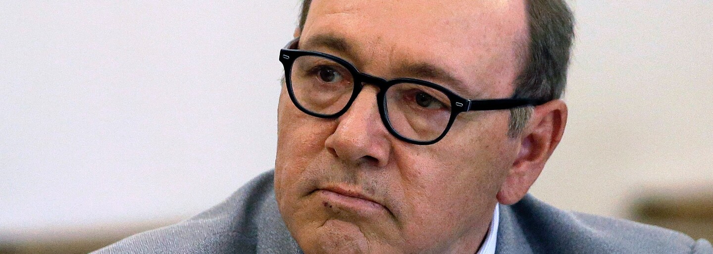 Kevin Spacey musí producentům zaplatit 31 milionů dolarů kvůli sexuálnímu obtěžování