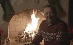 Kevin Spacey sa po roku vrátil do roly Franka Underwooda z House of Cards. Pri vianočnom krbe natočil kontroverzné video
