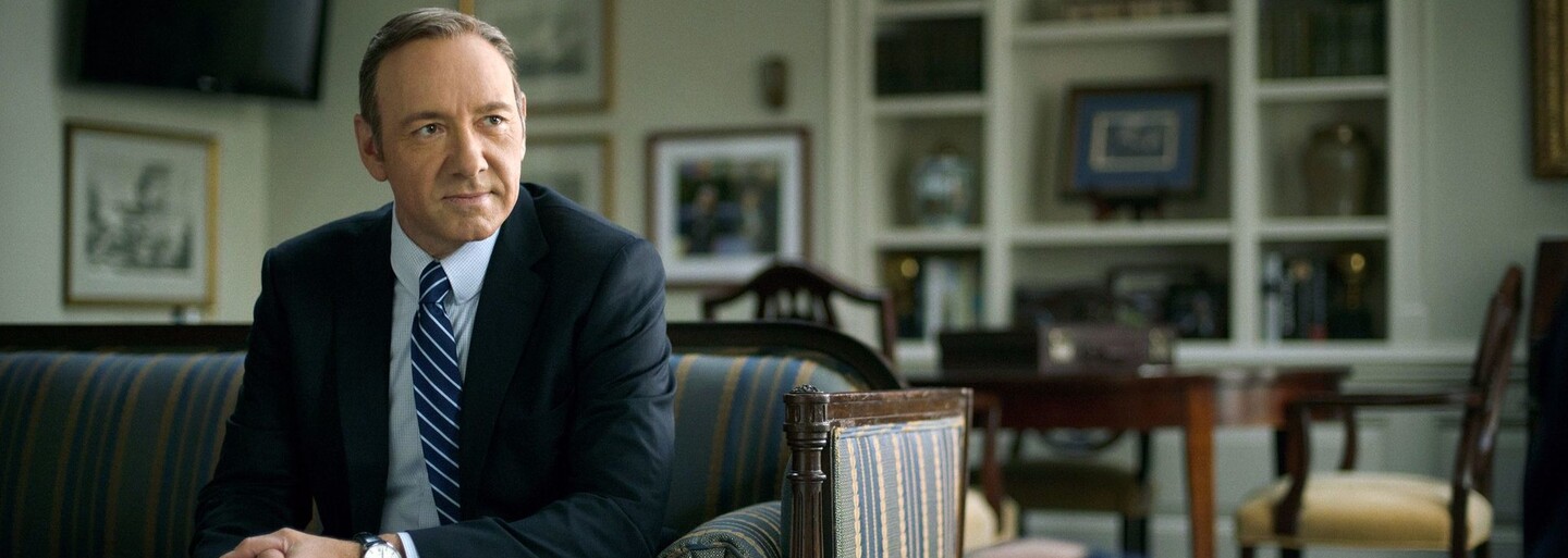 Kevina Spaceyho z House of Cards nemôžu vyhodiť. Jeho zmluva to filmárom nedovoľuje. Žeby fanúšikom Franka Underwooda svitla nová nádej?