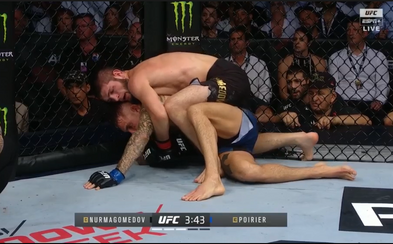 Khabib Nurmagomedov ve velkolepém návratu nekompromisně uškrtil svého soupeře ve 3. kole Khabib Nurmagomedov ve velkolepém návratu nekompromisně uškrtil svého soupeře ve 3. kole