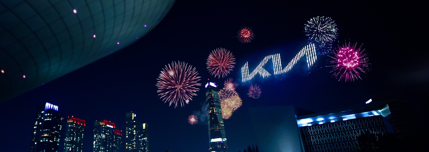 Kia počas veľkolepej show predstavila nové logo a stanovila svetový rekord