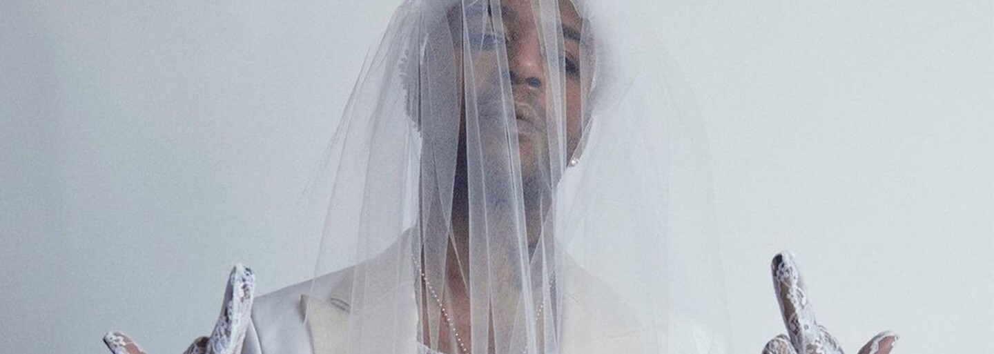 Kid Cudi v svadobných šatách so závojom. Raper prekvapil svojím outfitom na odovzdávaní módnych cien