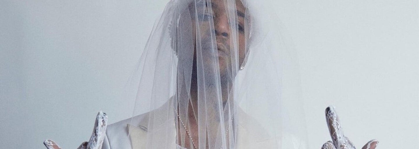 Kid Cudi v svadobných šatách so závojom. Raper prekvapil svojím outfitom na odovzdávaní módnych cien