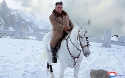 Kim Čong-un dostal první auto v 7 letech. Spolužáci na něj vzpomínají jako na introverta, který na ně plival a kopal je