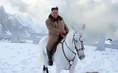 Kim Čong-un na bielom koni docválal na posvätnú a zároveň najvyššiu horu Severnej Kórey Kim Čong-un na bielom koni docválal na posvätnú a zároveň najvyššiu horu Severnej Kórey
