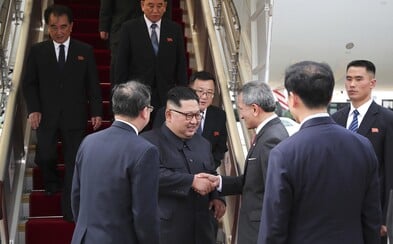 Kim Čong-un si do Singapuru přivezl vlastní záchod. Diktátor nemůže dovolit, aby jeho výměšky skončily v nesprávných rukou Kim Čong-un si do Singapuru přivezl vlastní záchod. Diktátor nemůže dovolit, aby jeho výměšky skončily v nesprávných rukou