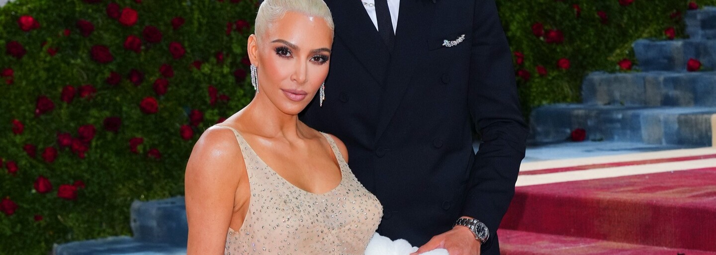 Kim Kardashian čelí obvinění z roztržení šatů Marilyn Monroe