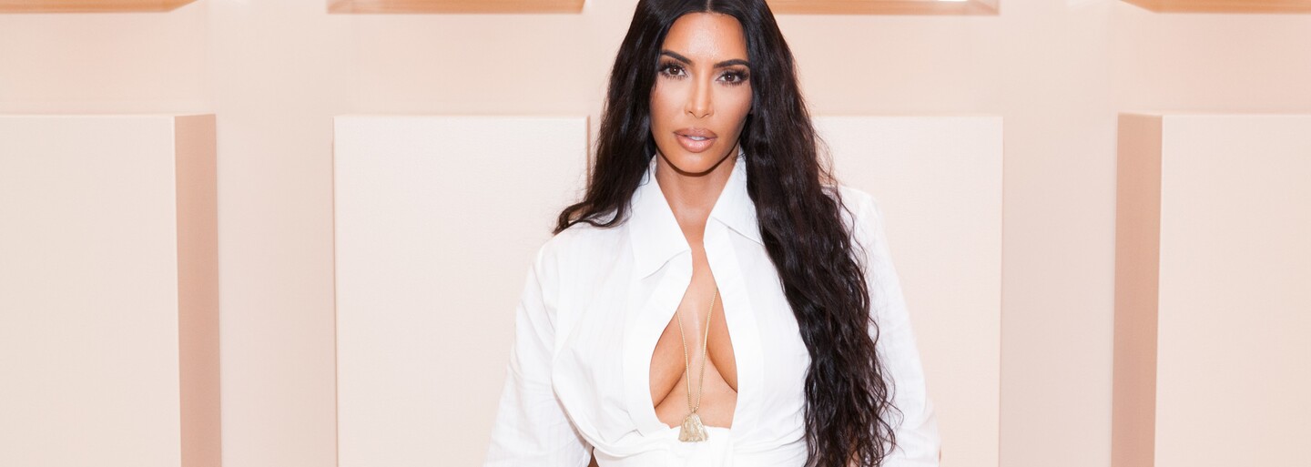 Kim Kardashian oblékla auto do stejné látky, ze které je i její nová plyšová kolekce oblečení