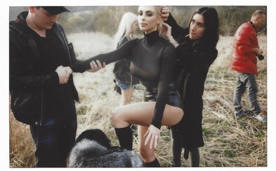 Kim Kardashian odhalila lechtivé zákulisní fotografie s průsvitným topem. Kanye nemohl chybět Kim Kardashian odhalila lechtivé zákulisní fotografie s průsvitným topem. Kanye nemohl chybět