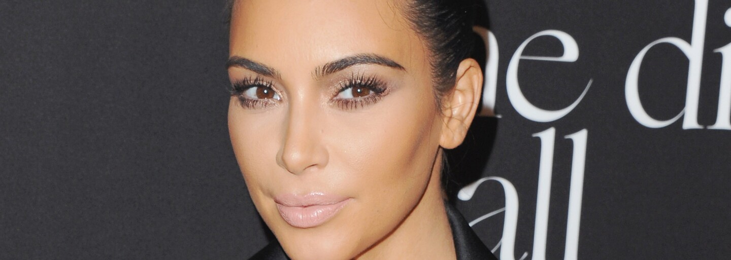 Kim Kardashian odhalila lechtivé zákulisní fotografie s průsvitným topem. Kanye nemohl chybět