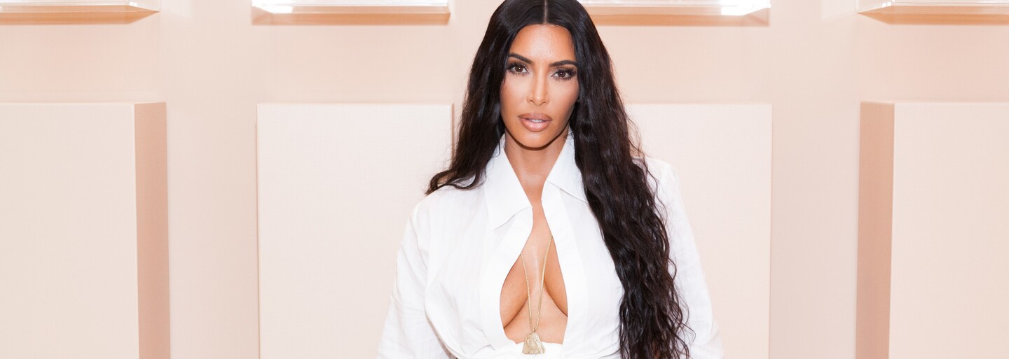 Kim Kardashian vzkázala ženám, ať „zvednou zadek a jdou pracovat“. Stala se terčem kritiky