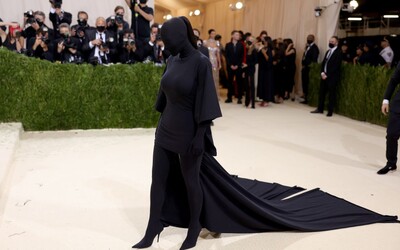 Kim Kardashian zahalená v „rúchu dementorov“, brnenie s mečmi či šaty inšpirované Matrixom. Tu sú šialené outfity Met Gala 2021
