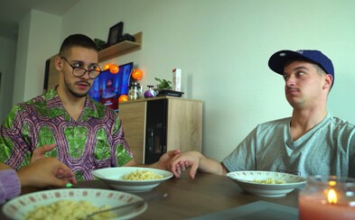 Klasická slovenská rodinka na dušičky podľa Naked Bananas: Otec je alkoholik, deti sa nevedia správať a matka je radšej ticho Klasická slovenská rodinka na dušičky podľa Naked Bananas: Otec je alkoholik, deti sa nevedia správať a matka je radšej ticho